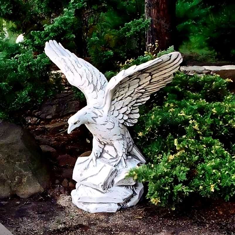 Figura Duży Orzeł na skale