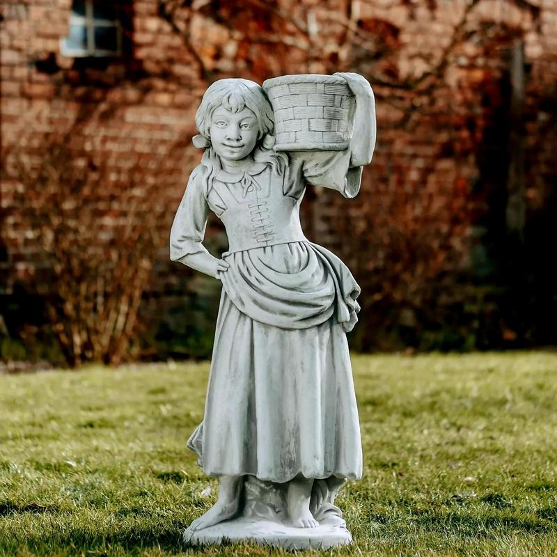 Dziewczyna z koszem na ramieniu