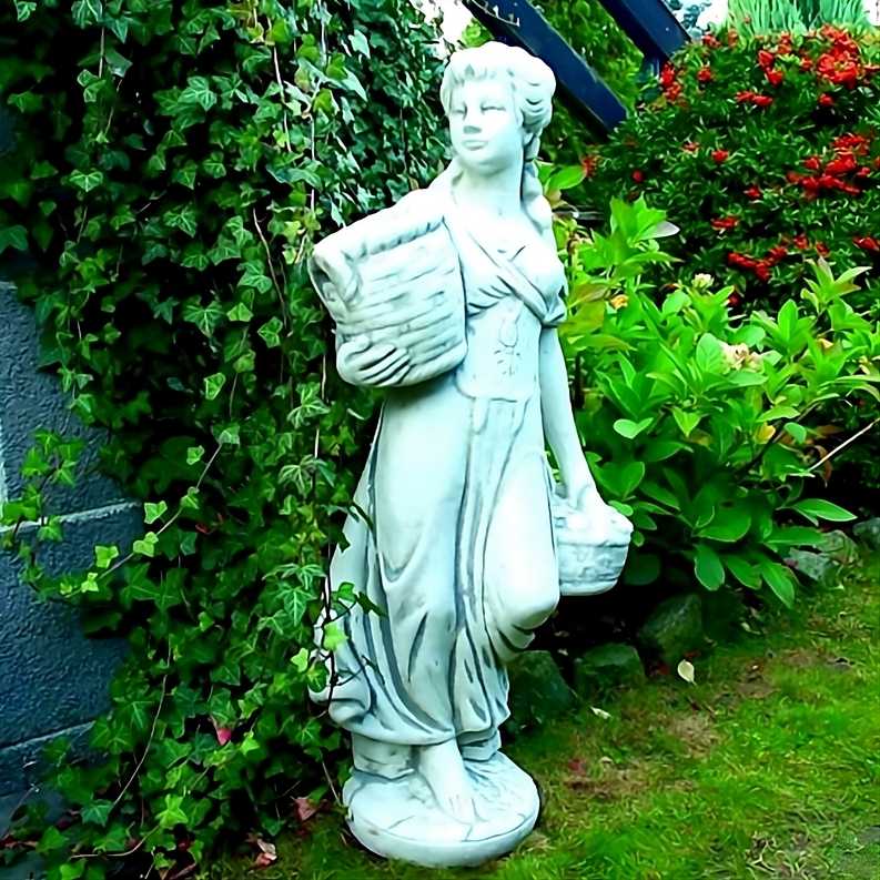 Kobieta z dwoma koszami mała