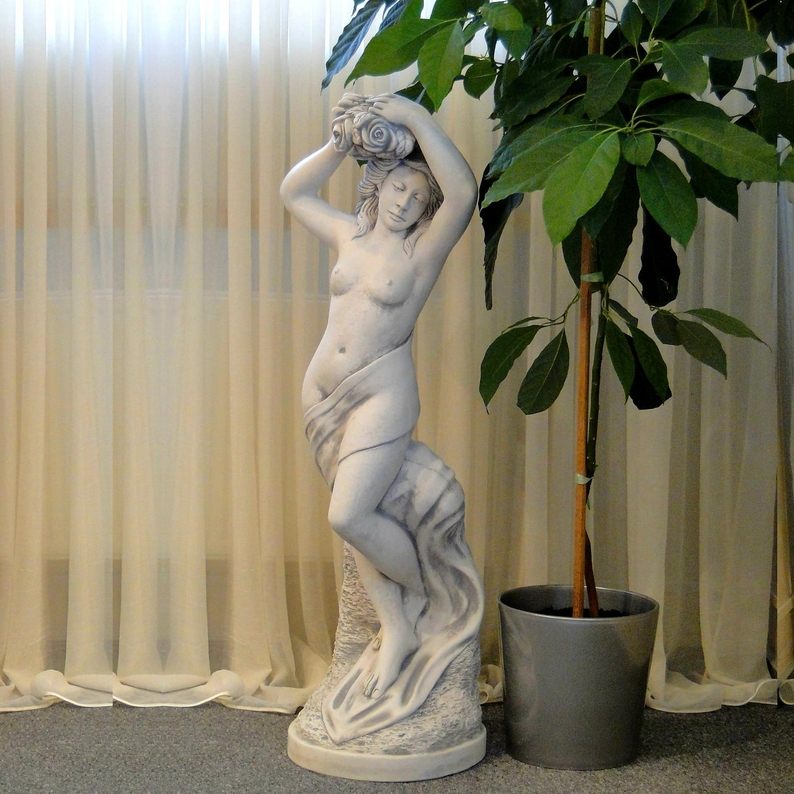 Figura Kobieta z różami we włosach