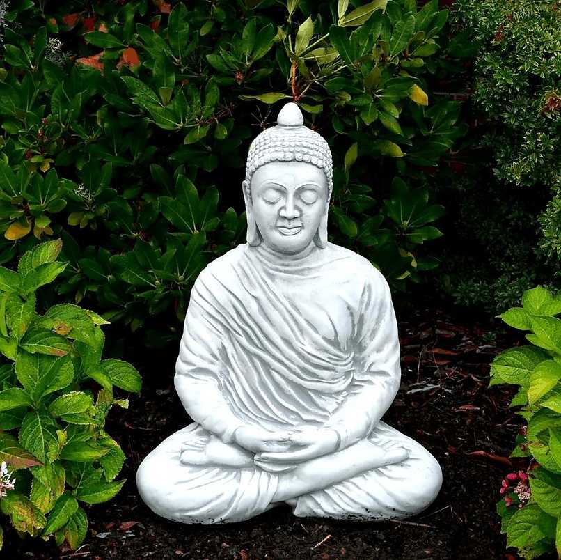 Figura Medytujący Budda w szacie