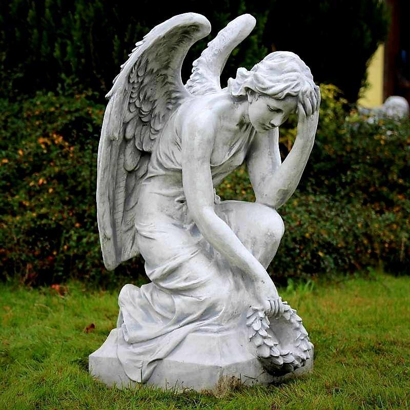 Figura Pochylony anioł z laurem