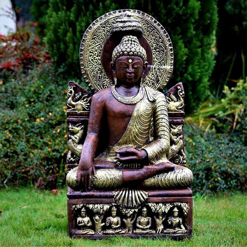 Figura Złoty Budda Phra Phuttha w Wat na tronie