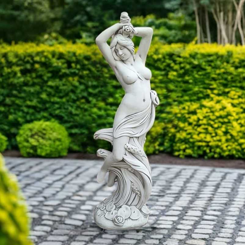 Figura Aurelia w kwiatach