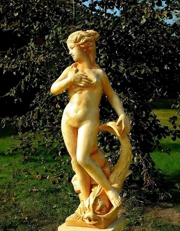Figura Wenus w Fontannie Kwiat Lotosu Catalina