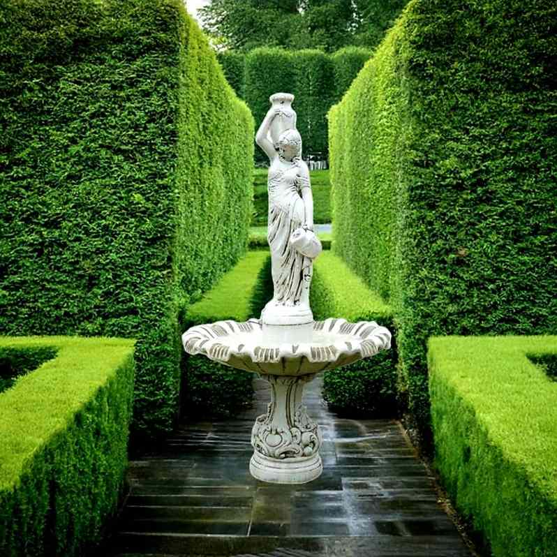 Fontanna Kobieta z Dzbanem 1