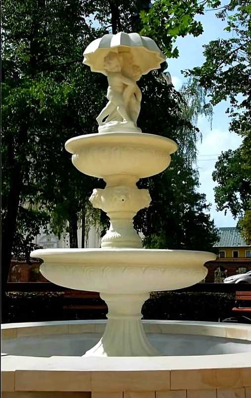 Fontanna Neptun z Parasolem - Widok boczny