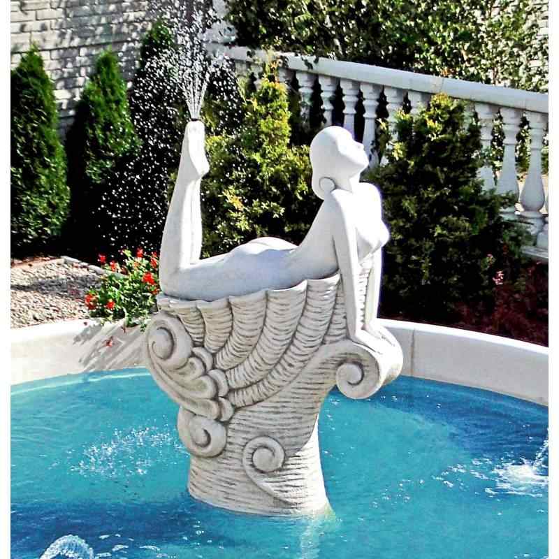 Kobieta pozująca w muszli - figura przelewowa