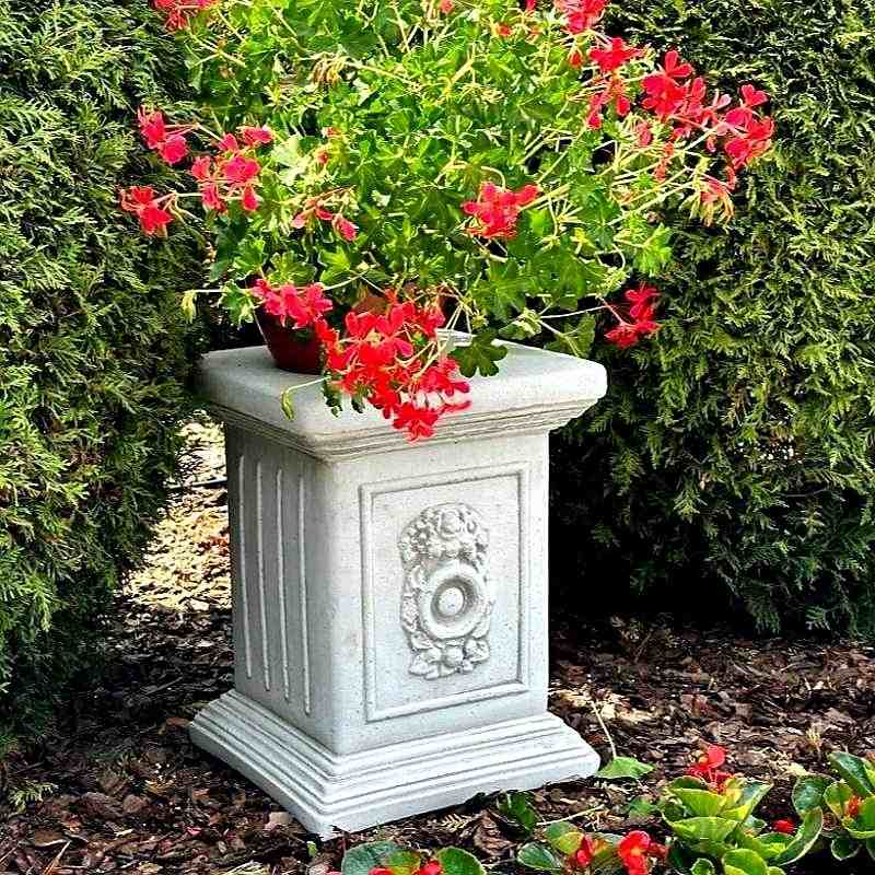 Kolumna kwadratowa z twarzą